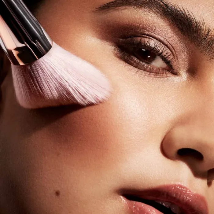 Cheek-Hugging Bronzer Brush 190