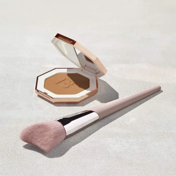 Cheek-Hugging Bronzer Brush 190