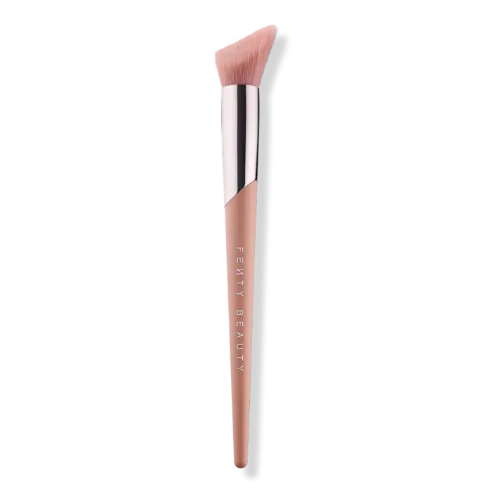 Cheek-Hugging Highlight Brush 120