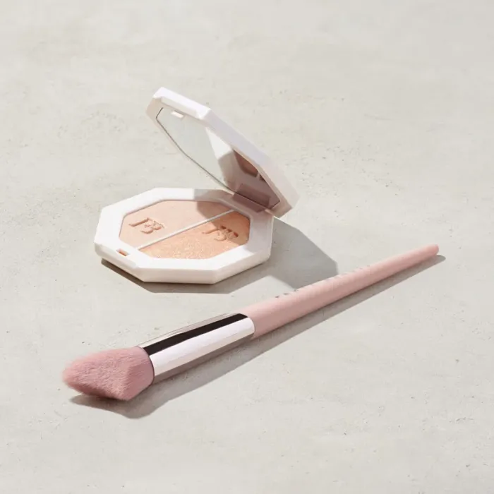 Cheek-Hugging Highlight Brush 120