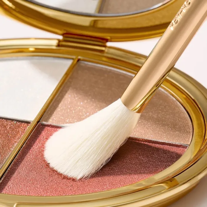 Glow Wardrobe Highlighting Brush
